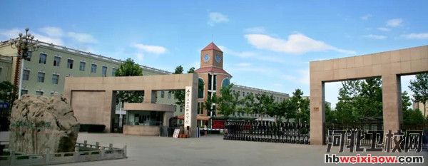 石家莊工商職業(yè)學(xué)院學(xué)校門口